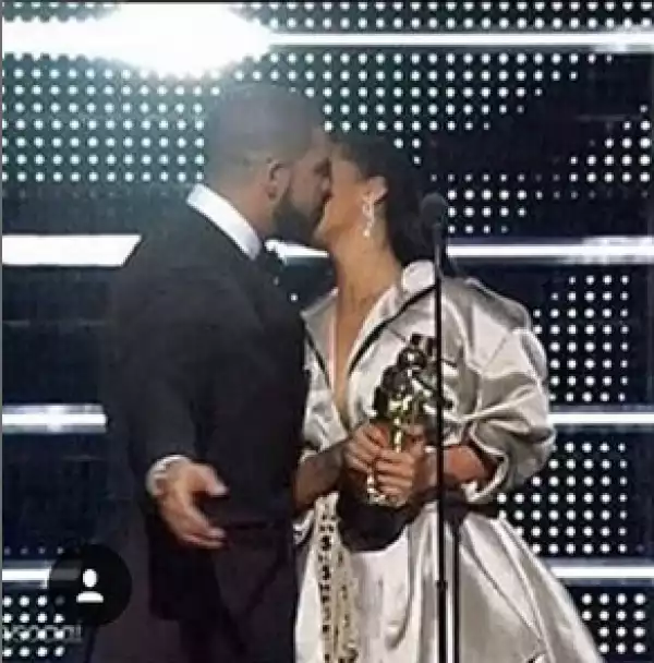 Photos: Rihanna and Drake kiss at the 2016 VMAs